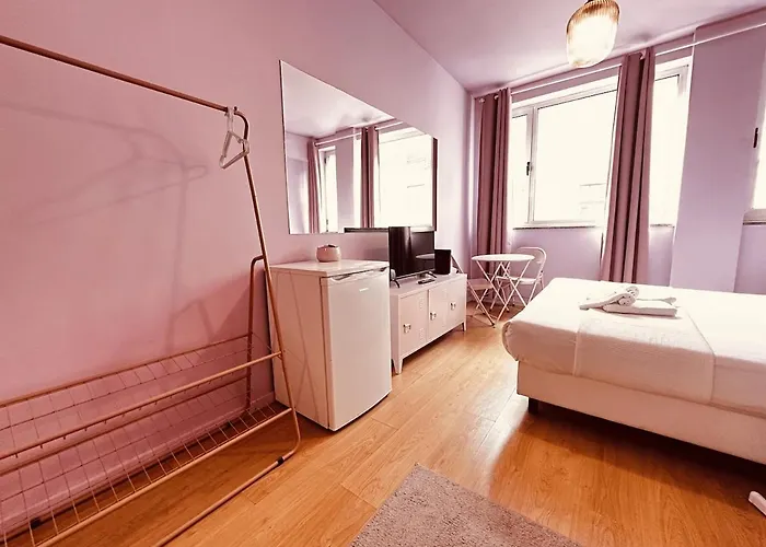 Lazy - 4pink Walls - Breakfast Included