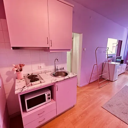Lazy - 4pink Walls - Breakfast Included